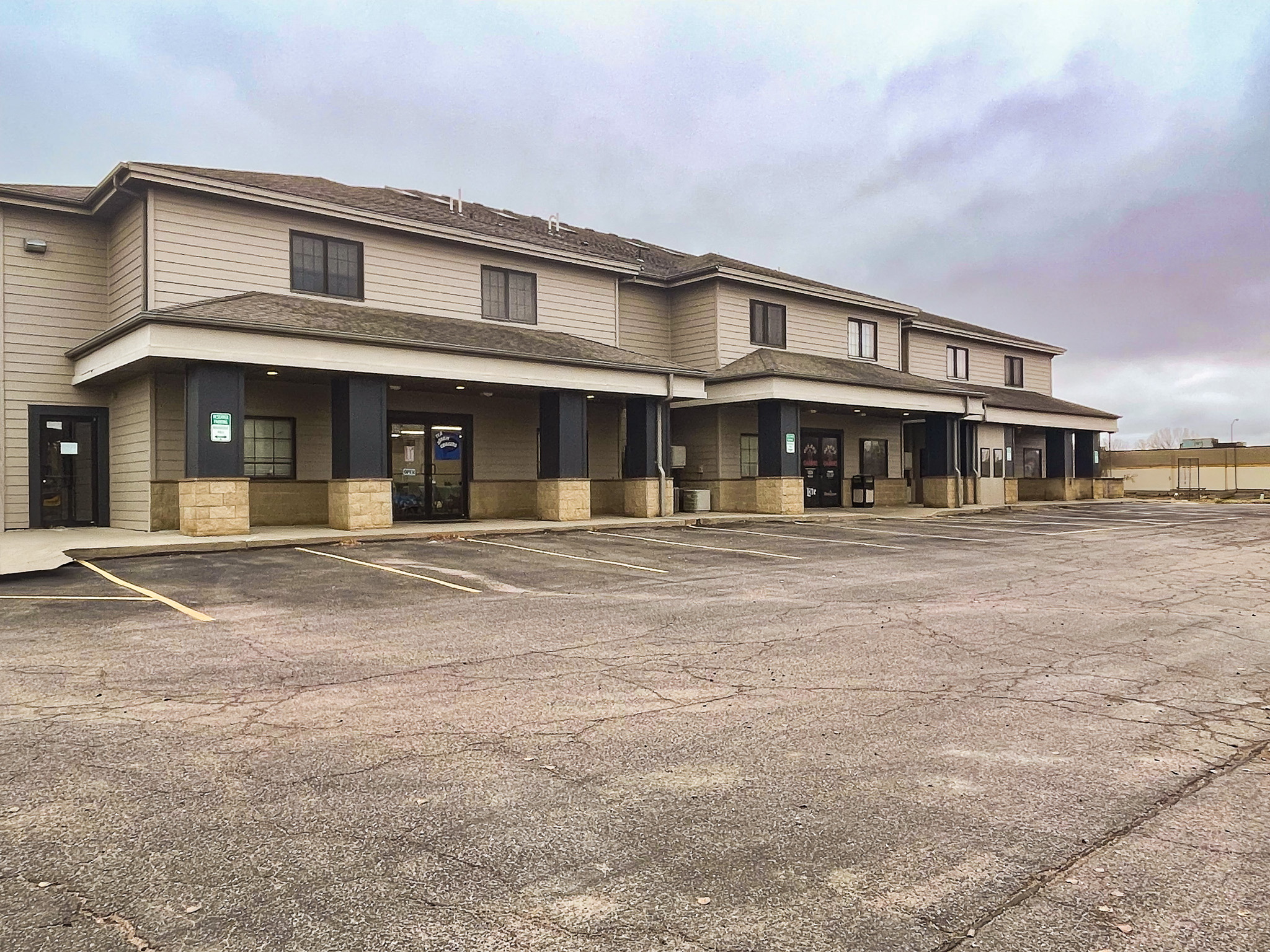 Wood Ridge Mall Apartments
